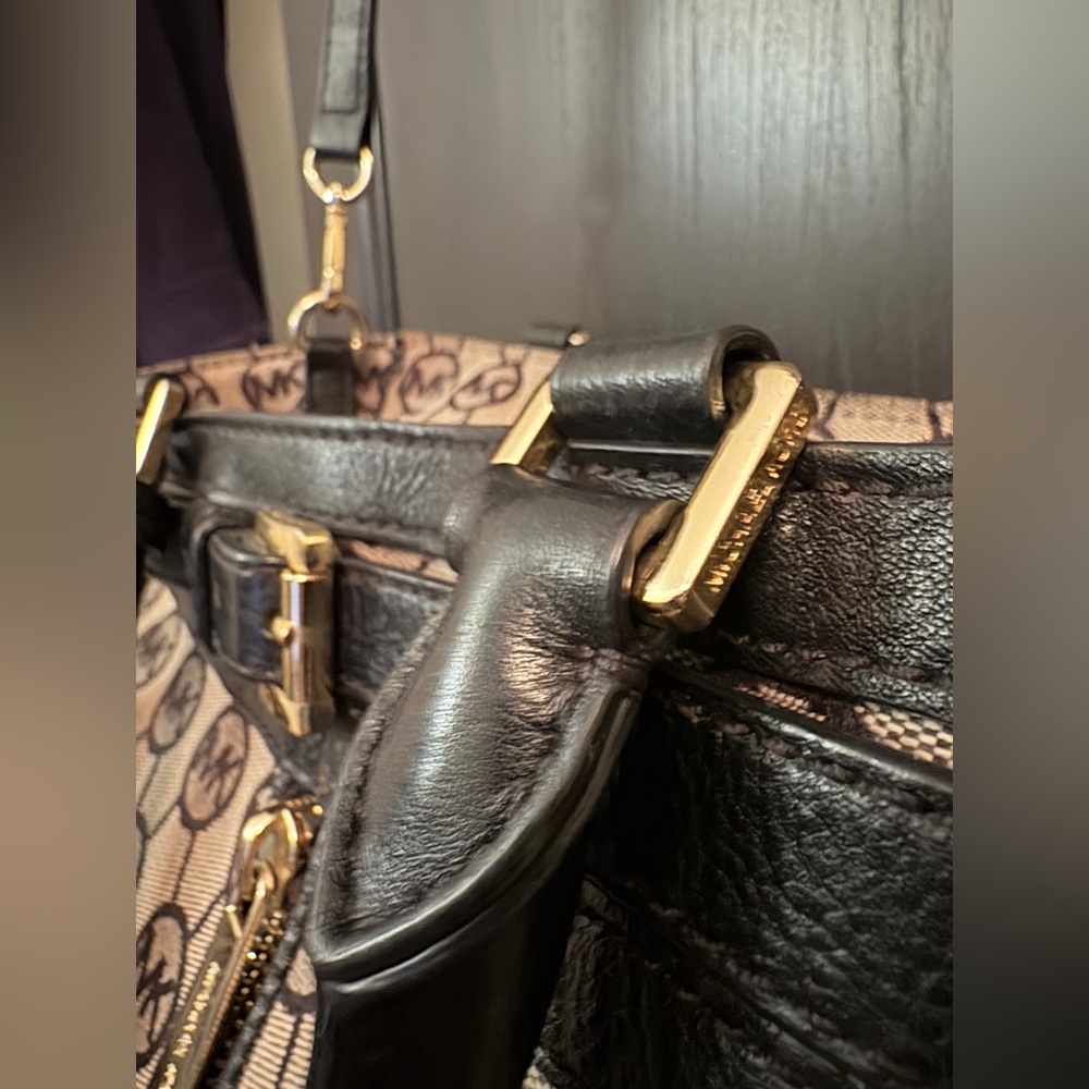 Michael Kors Signature Logo Bucket Tote | Belted Silhouette - Picture 6 of 16
